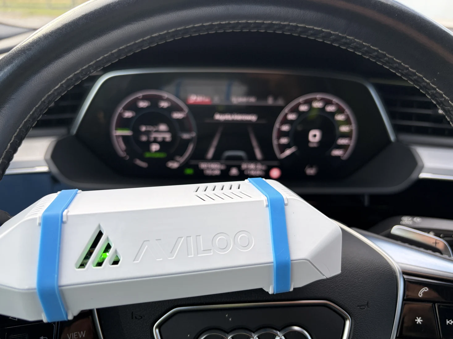 Urządzenie do badania baterii we wnętrzu Audi